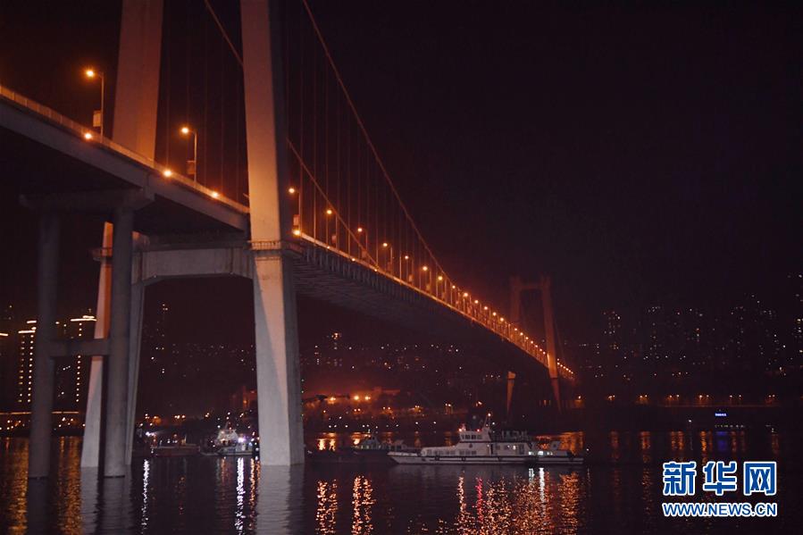 （重慶公交車墜江事故&middot;圖文互動）（4）夜幕降臨，重慶萬州公交客車墜江事故救援工作仍在進行中