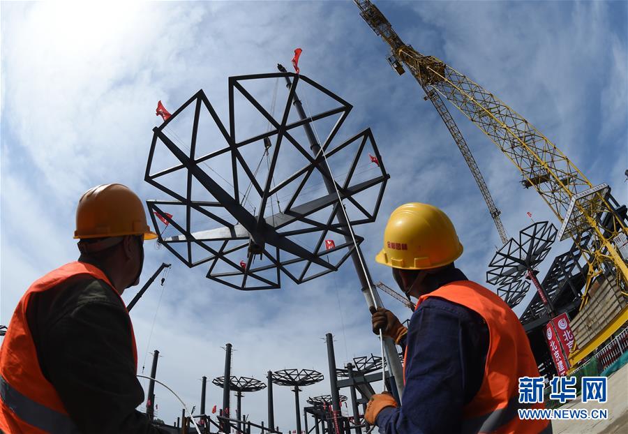 （新華全媒頭條&middot;圖文互動）（2）領(lǐng)航！向著高質(zhì)量發(fā)展堅(jiān)定前行&mdash;&mdash;以習(xí)近平同志為核心的黨中央引領(lǐng)中國經(jīng)濟(jì)發(fā)展述評