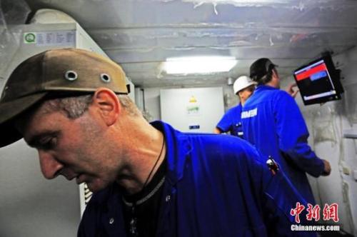 中國(guó)造船廠里的外籍員工。 李風(fēng) 攝