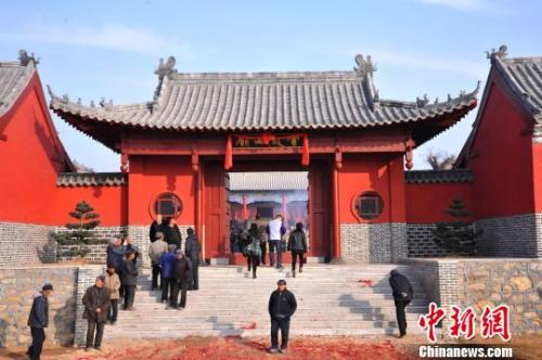 資料圖：元旦小長(zhǎng)假期間，威海南海新區(qū)云龍山上舉辦新年廟會(huì)?！⒉?攝