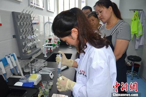 資料圖：工作人員根據(jù)消費(fèi)者要求現(xiàn)場(chǎng)檢驗(yàn)，共筑食品安全。<a target='_blank' ><p  align=