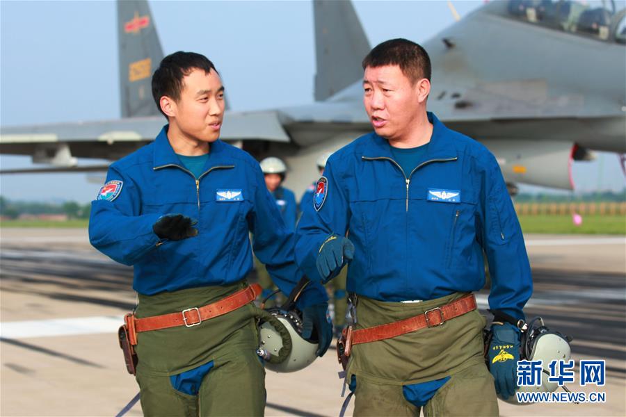 （新華全媒頭條&middot;圖文互動(dòng)）（3）戰(zhàn)鷹，為祖國(guó)奮飛&mdash;&mdash;記空軍航空兵某旅旅長(zhǎng)、特級(jí)飛行員郝井文