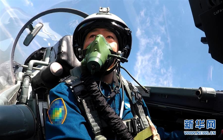 （新華全媒頭條&middot;圖文互動(dòng)）（6）戰(zhàn)鷹，為祖國(guó)奮飛&mdash;&mdash;記空軍航空兵某旅旅長(zhǎng)、特級(jí)飛行員郝井文