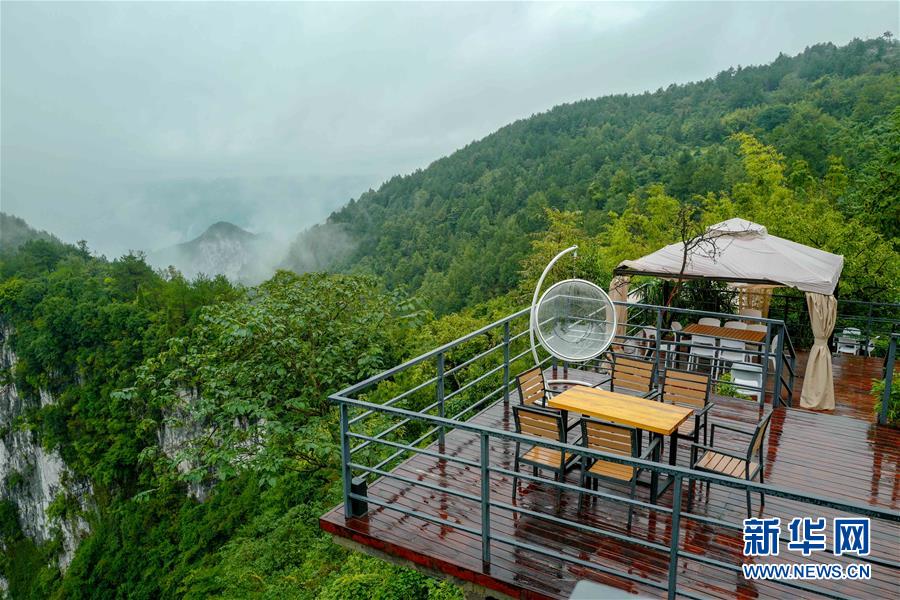 （在習(xí)近平新時(shí)代中國特色社會(huì)主義思想指引下&mdash;&mdash;新時(shí)代新作為新篇章&middot;鄉(xiāng)村振興戰(zhàn)略&middot;圖文互動(dòng)）（2）掙脫&ldquo;富饒的貧困&rdquo;&mdash;&mdash;一個(gè)西部貧困區(qū)縣綠色發(fā)展之變 