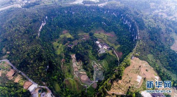 （在習(xí)近平新時(shí)代中國特色社會(huì)主義思想指引下&mdash;&mdash;新時(shí)代新作為新篇章&middot;鄉(xiāng)村振興戰(zhàn)略&middot;圖文互動(dòng)）（6）掙脫&ldquo;富饒的貧困&rdquo;&mdash;&mdash;一個(gè)西部貧困區(qū)縣綠色發(fā)展之變 