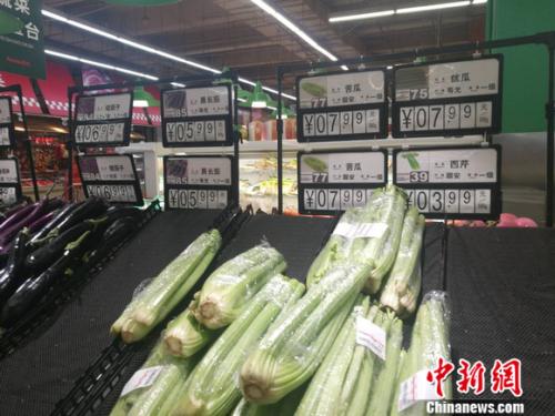 圖為超市里的蔬菜攤。正值晚間，一些菜已被人們買空。 謝藝觀 攝