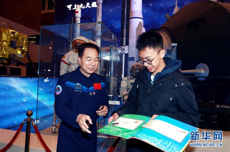 （圖文互動(dòng)）（1）&ldquo;偉大的變革&mdash;&mdash;慶祝改革開(kāi)放40周年大型展覽&rdquo;迎來(lái)寒假參觀熱潮 現(xiàn)場(chǎng)觀眾人數(shù)突破300萬(wàn)