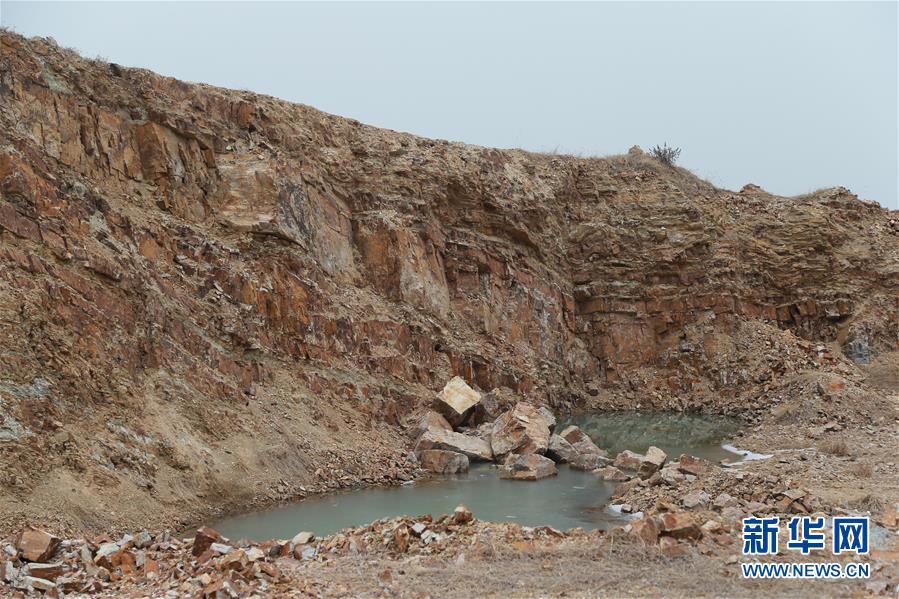 （新華視點(diǎn)&middot;圖文互動(dòng)）（1）挖掘作業(yè)距漢墓中心僅20米，村民住房出現(xiàn)裂縫&hellip;&hellip;&ldquo;造地&rdquo;如何變挖山？