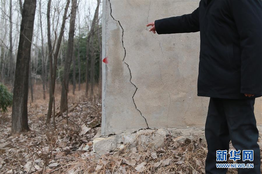 （新華視點(diǎn)&middot;圖文互動(dòng)）（3）挖掘作業(yè)距漢墓中心僅20米，村民住房出現(xiàn)裂縫&hellip;&hellip;&ldquo;造地&rdquo;如何變挖山？