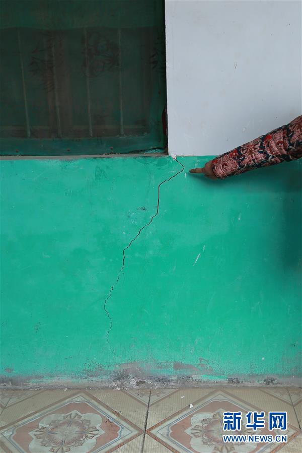 （新華視點(diǎn)&middot;圖文互動(dòng)）（4）挖掘作業(yè)距漢墓中心僅20米，村民住房出現(xiàn)裂縫&hellip;&hellip;&ldquo;造地&rdquo;如何變挖山？