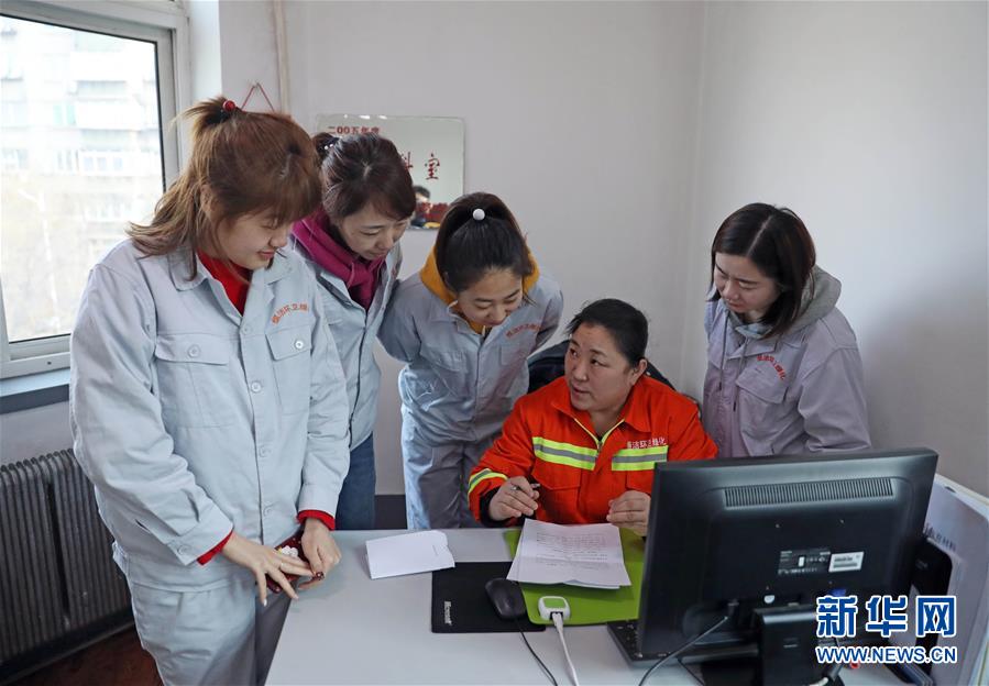 (新春走基層·代表委員履職)(2)馬路牙子上當代表——環(huán)衛(wèi)工人莊艷的履職故事