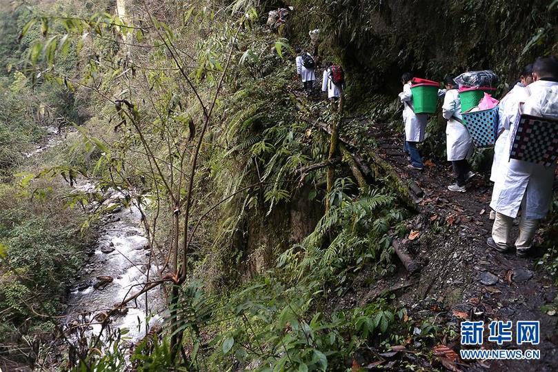 (新華全媒頭條·圖文互動)(3)大峽谷里的“背簍醫(yī)生”