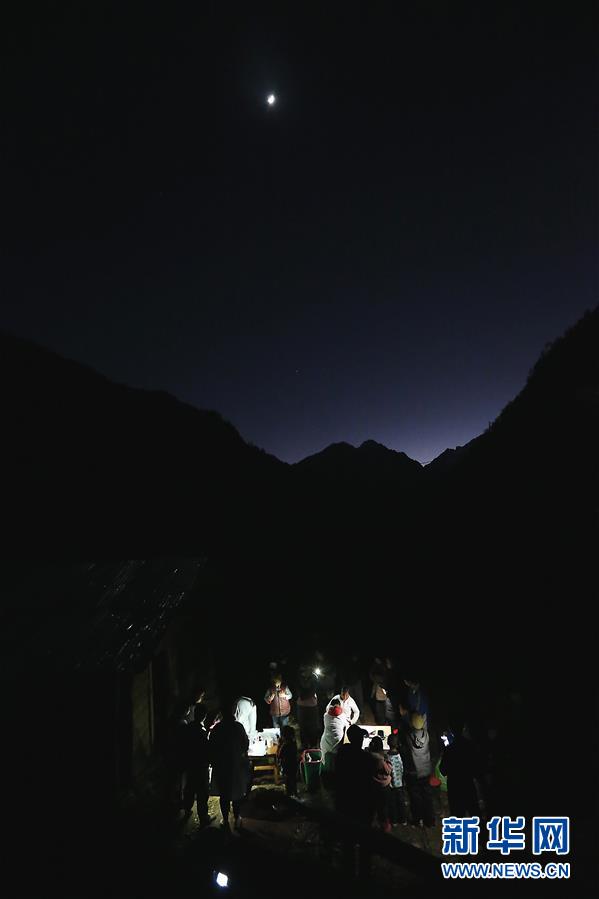 (新華全媒頭條·圖文互動)(5)大峽谷里的“背簍醫(yī)生”