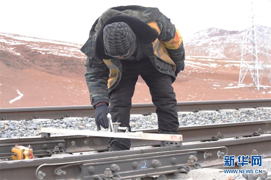 (新華全媒頭條·圖文互動)(6)他們是比鋼鐵還硬的漢子——天路之巔看不見的“軌枕”