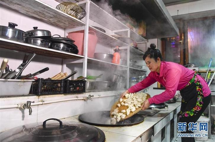 （在習(xí)近平新時(shí)代中國(guó)特色社會(huì)主義思想指引下&mdash;&mdash;新時(shí)代新作為新篇章&middot;圖文互動(dòng)）（6）三年，從無(wú)名小屯到聲名遠(yuǎn)播&mdash;&mdash;這個(gè)&ldquo;雪鄉(xiāng)&rdquo;是如何做到的？