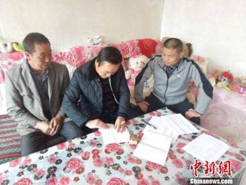 資料圖：圖為扶貧隊(duì)伍進(jìn)貧困戶里，給貧困戶宣講政策。　鐘欣 攝