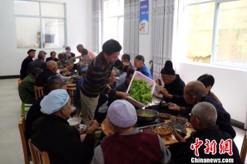 資料圖：社會(huì)福利中心吃飯的老人們。徐學(xué)練 攝。