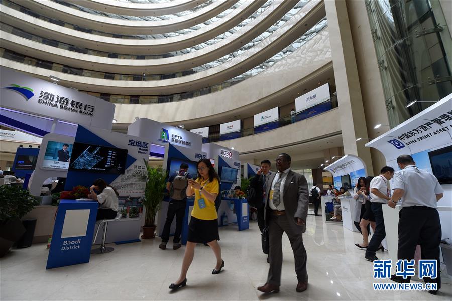 （新華全媒頭條&middot;迎接兩會&middot;經(jīng)濟特稿&middot;圖文互動）（1）堅定信心 搶抓機遇勇爭先&mdash;&mdash;迎接全國兩會中國經(jīng)濟系列述評之一