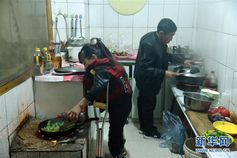 （在習(xí)近平新時(shí)代中國特色社會(huì)主義思想指引下&mdash;&mdash;新時(shí)代新作為新篇章&middot;圖文互動(dòng)）（2）腳下有路 心中有志 生命有光&mdash;&mdash;殘疾夫妻&ldquo;跑贏&rdquo;脫貧沖刺
