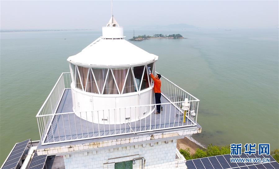 （新華全媒頭條&middot;圖文互動(dòng)）（5）守望&mdash;&mdash;記舢舨洲&ldquo;島主&rdquo;黃燦明一門四代航標(biāo)工