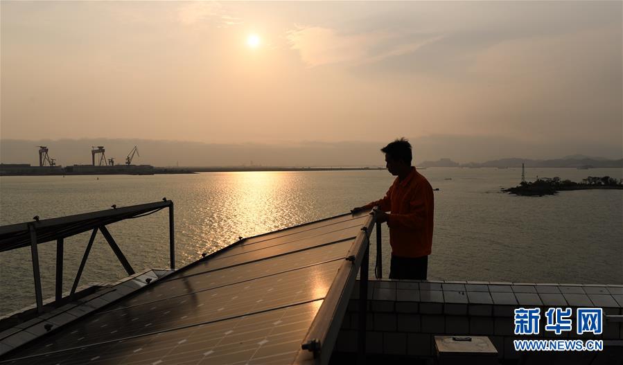 （新華全媒頭條&middot;圖文互動(dòng)）（7）守望&mdash;&mdash;記舢舨洲&ldquo;島主&rdquo;黃燦明一門四代航標(biāo)工