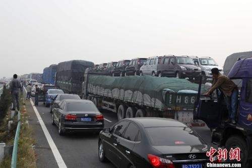 資料圖：高速擁堵不堪。<a target='_blank' ><p  align=