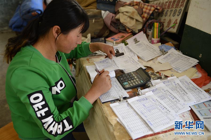 （在習近平新時代中國特色社會主義思想指引下&mdash;&mdash;新時代新作為新篇章&middot;圖文互動）（4）云南省陸良縣：農(nóng)民給供銷社打&ldquo;白條&rdquo; 