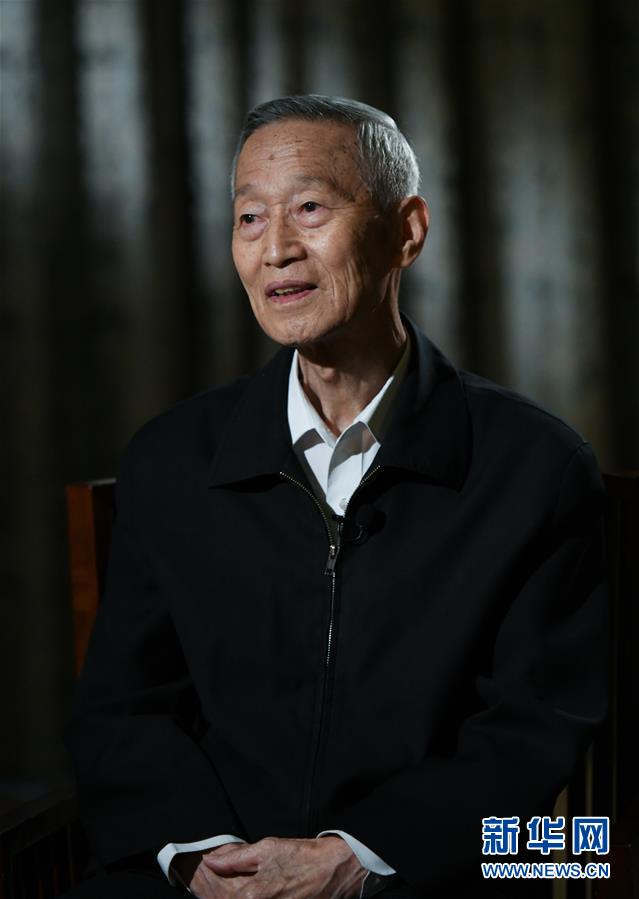 (新華全媒頭條·時(shí)代先鋒·圖文互動(dòng))(1)傳奇的英雄 無悔的忠誠(chéng)——記刑偵痕跡檢驗(yàn)專家崔道植