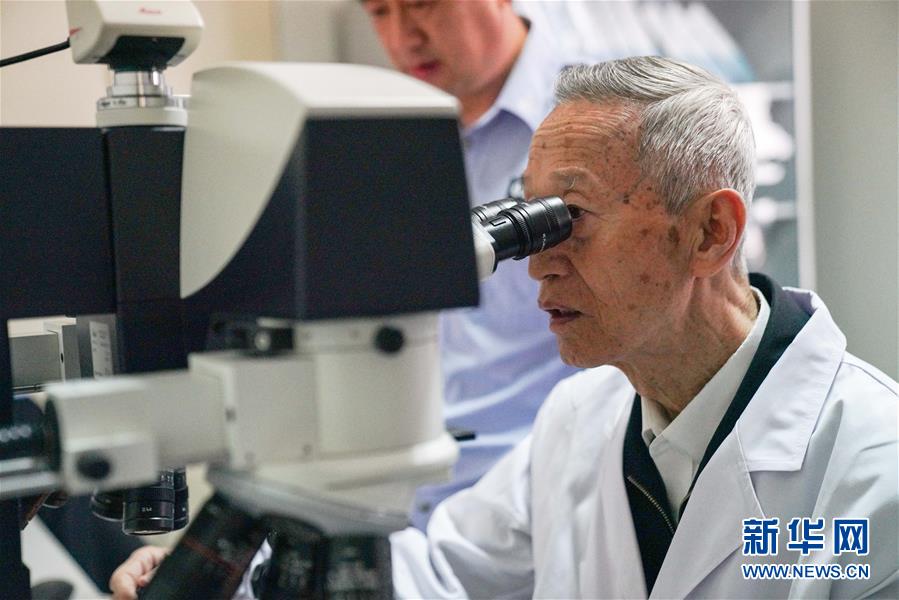 (新華全媒頭條·時(shí)代先鋒·圖文互動(dòng))(3)傳奇的英雄 無悔的忠誠(chéng)——記刑偵痕跡檢驗(yàn)專家崔道植