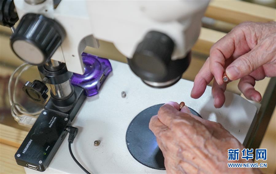 (新華全媒頭條·時(shí)代先鋒·圖文互動(dòng))(7)傳奇的英雄 無悔的忠誠(chéng)——記刑偵痕跡檢驗(yàn)專家崔道植