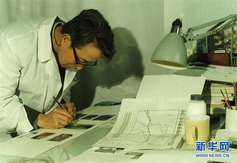 (新華全媒頭條·時(shí)代先鋒·圖文互動(dòng))(11)傳奇的英雄 無悔的忠誠(chéng)——記刑偵痕跡檢驗(yàn)專家崔道植