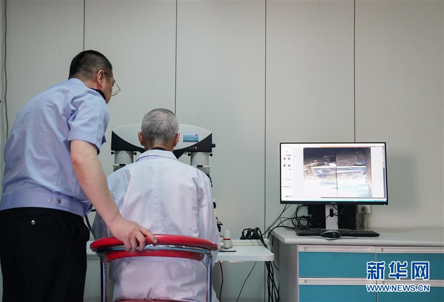 (新華全媒頭條·時(shí)代先鋒·圖文互動(dòng))(5)傳奇的英雄 無悔的忠誠(chéng)——記刑偵痕跡檢驗(yàn)專家崔道植