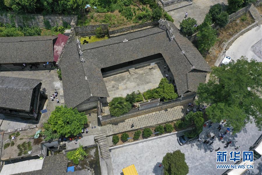 （壯麗70年&middot;奮斗新時(shí)代&mdash;&mdash;記者再走長(zhǎng)征路&middot;圖文互動(dòng)）（2）手捧棉被憶紅軍：走了那么多年，我們都念他們的好