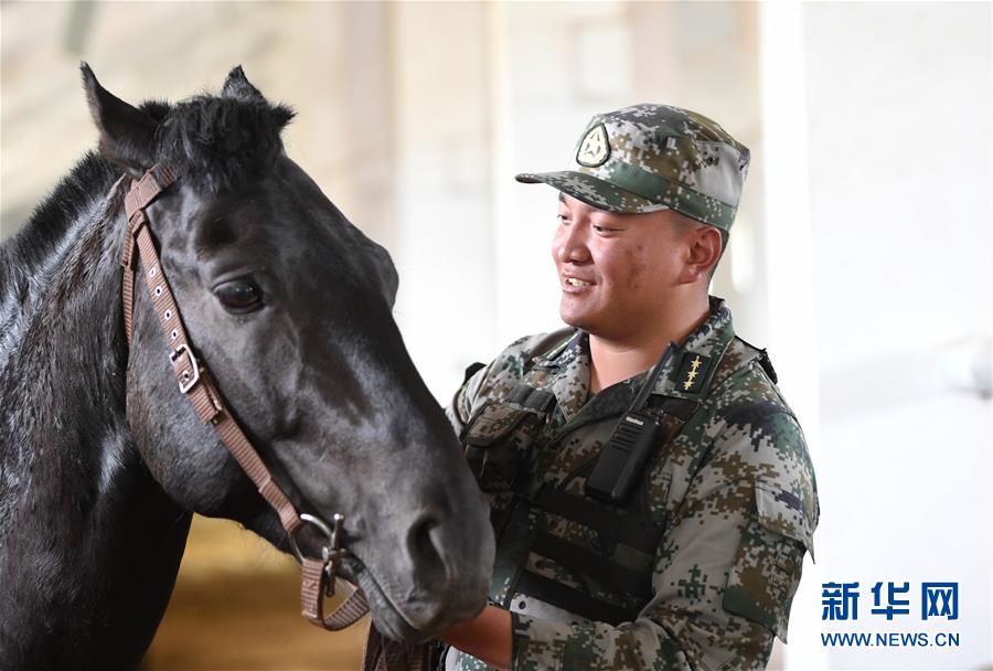 （新華全媒頭條&middot;愛國情 奮斗者&middot;圖文互動）（4）初心不改 紅心向黨&mdash;&mdash;西部戰(zhàn)區(qū)陸軍某旅玉樹獨(dú)立騎兵連連長尼都塔生一家四代跟黨走紀(jì)實(shí)