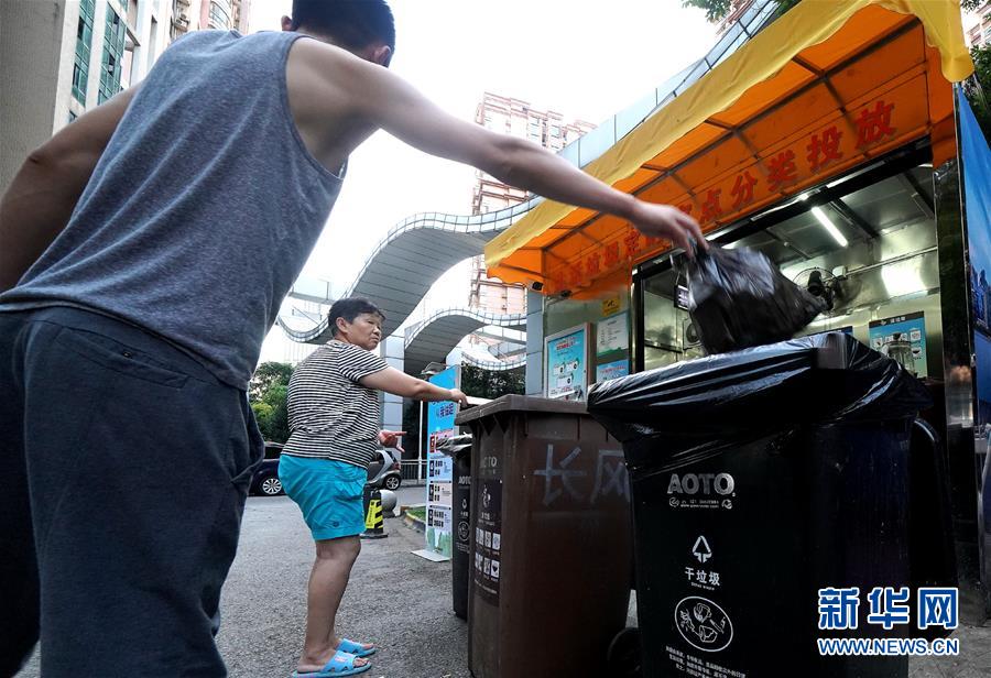 （新華視點(diǎn)&middot;圖文互動(dòng)）（3）上海垃圾分類(lèi)&ldquo;滿月&rdquo;：&ldquo;拎得清&rdquo;了，&ldquo;守得住&rdquo;么？