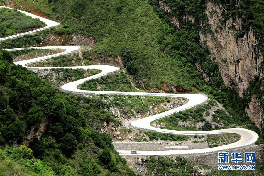 （在習(xí)近平新時(shí)代中國特色社會主義思想指引下&mdash;&mdash;新時(shí)代新作為新篇章&middot;總書記關(guān)心的百姓身邊事&middot;圖文互動）（2）&ldquo;四好農(nóng)村路&rdquo;：通向幸福，通向遠(yuǎn)方