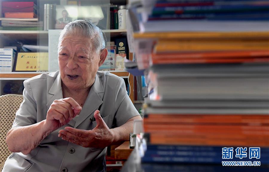 （愛國者 奮斗情&middot;圖文互動）（3）用醫(yī)術(shù)和道德守護(hù)&ldquo;光明&rdquo;&mdash;&mdash;全國道德模范99歲眼科專家張效房的人生軌跡 