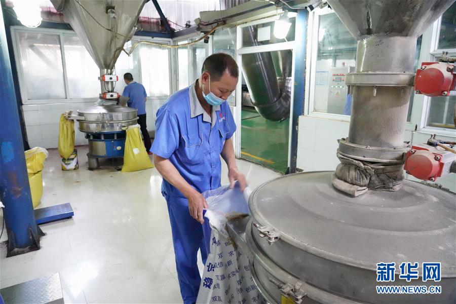 （在習(xí)近平新時(shí)代中國特色社會(huì)主義思想指引下&mdash;&mdash;新時(shí)代新作為新篇章&middot;總書記關(guān)心的百姓身邊事&middot;圖文互動(dòng)）（2）大污染變身&ldquo;大寶藏&rdquo;：治理畜禽糞污，他們這樣干！