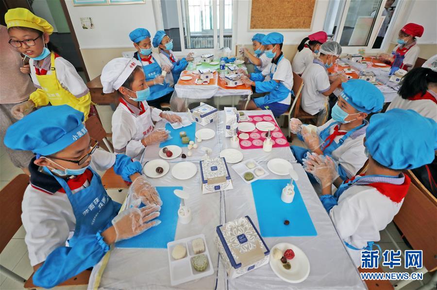 （在習(xí)近平新時(shí)代中國(guó)特色社會(huì)主義思想指引下&mdash;&mdash;新時(shí)代新作為新篇章&middot;總書(shū)記關(guān)心的百姓身邊事&middot;圖文互動(dòng)）（1）&ldquo;媽媽第一次吃到我做的菜時(shí)高興得哭了&rdquo;&mdash;&mdash;中國(guó)孩子在勞動(dòng)教育中健康成長(zhǎng)