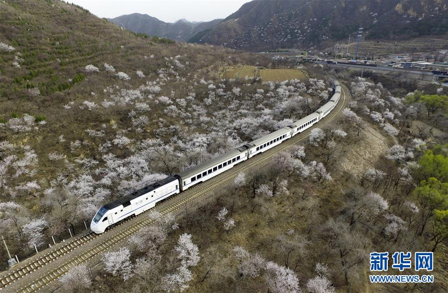 （壯麗70年&middot;奮斗新時(shí)代&mdash;&mdash;共和國發(fā)展成就巡禮）（12）人暢其行、貨暢其流&mdash;&mdash;共和國交通運(yùn)輸業(yè)發(fā)展成就巡禮