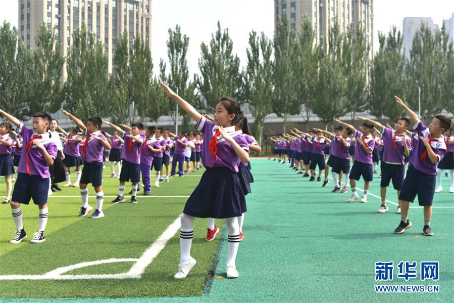 （體育&middot;圖文互動(dòng)）（1）（在習(xí)近平新時(shí)代中國(guó)特色社會(huì)主義思想指引下&mdash;&mdash;新時(shí)代新作為新篇章&middot;總書(shū)記關(guān)心的百姓身邊事）奔跑吧，少年！&mdash;&mdash;體育讓孩子們插上強(qiáng)壯的翅膀（配本社同題文字稿）