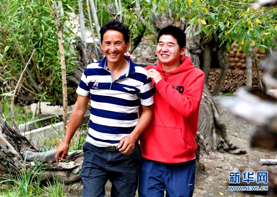 （在習(xí)近平新時代中國特色社會主義思想指引下&mdash;&mdash;新時代新作為新篇章&middot;總書記關(guān)心的百姓身邊事&middot;圖文互動)（3）&ldquo;我走進大山，是為了讓你走出大山&rdquo;&mdash;&mdash;大學(xué)生支教故事