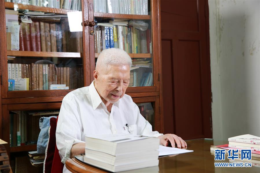 （愛(ài)國(guó)情 奮斗者&middot;圖文互動(dòng)）（1）一生&ldquo;讀&rdquo;一書 照亮前行路&mdash;&mdash;記2018年&ldquo;世界馬克思經(jīng)濟(jì)學(xué)獎(jiǎng)&rdquo;獲得者陳征