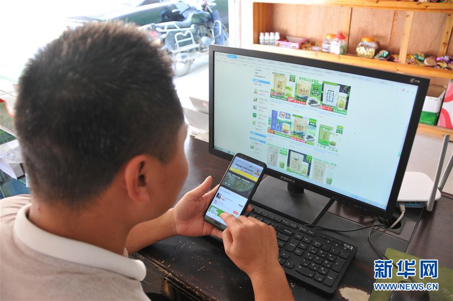 （在習(xí)近平新時代中國特色社會主義思想指引下&mdash;&mdash;新時代新作為新篇章&middot;總書記關(guān)心的百姓身邊事&middot;圖文互動）（1）手機成為&ldquo;新農(nóng)具&rdquo;　莊戶人變&ldquo;新店家&rdquo;&mdash;&mdash;農(nóng)村電商助力農(nóng)民豐收