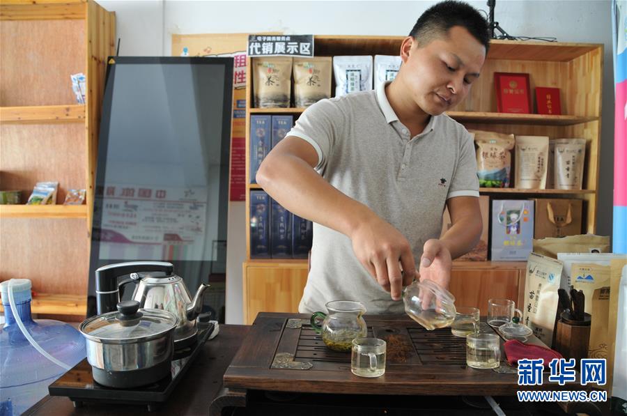 （在習(xí)近平新時代中國特色社會主義思想指引下&mdash;&mdash;新時代新作為新篇章&middot;總書記關(guān)心的百姓身邊事&middot;圖文互動）（2）手機成為&ldquo;新農(nóng)具&rdquo;　莊戶人變&ldquo;新店家&rdquo;&mdash;&mdash;農(nóng)村電商助力農(nóng)民豐收