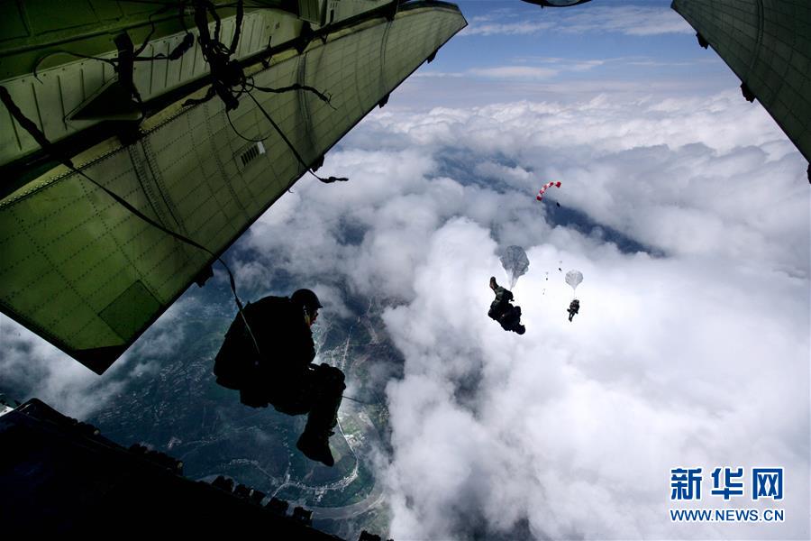 （新華全媒頭條&middot;人民空軍70年&middot;圖文互動）（12）陽光照耀奮飛的航程&mdash;&mdash;黨中央、中央軍委和習(xí)主席關(guān)心人民空軍建設(shè)發(fā)展紀(jì)實(shí)