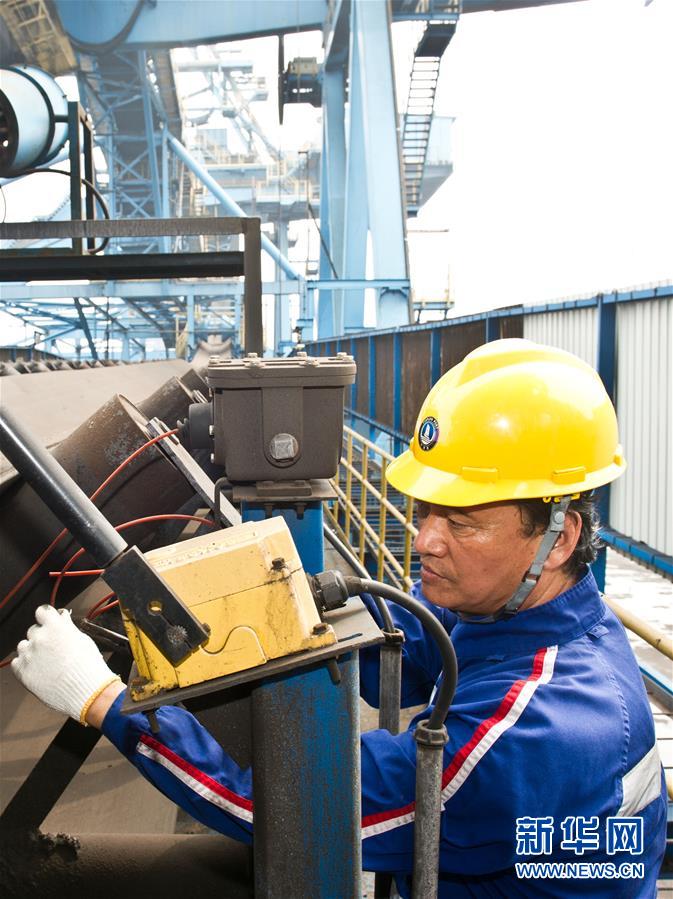 （愛(ài)國(guó)情 奮斗者&middot;圖文互動(dòng)）（1）錨定無(wú)悔奮進(jìn)的航向&mdash;&mdash;記港口創(chuàng)新路上的&ldquo;藍(lán)領(lǐng)專家&rdquo;孔祥瑞