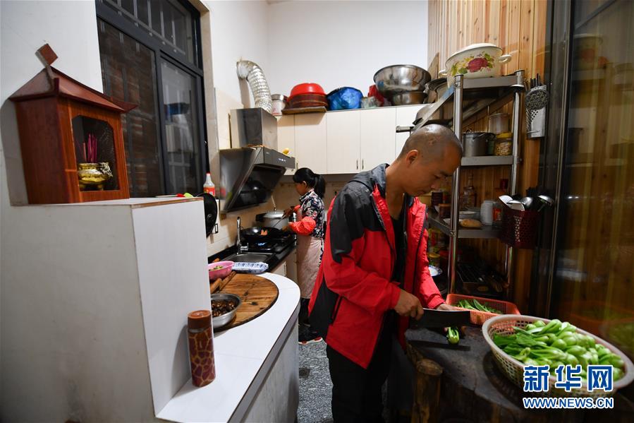 （圖文互動(dòng)）（8）鄉(xiāng)村攝影師、鄉(xiāng)村&ldquo;模特&rdquo;、民宿店主&mdash;&mdash;鄉(xiāng)村旅游推動(dòng)婺源農(nóng)民生活方式發(fā)生新變化