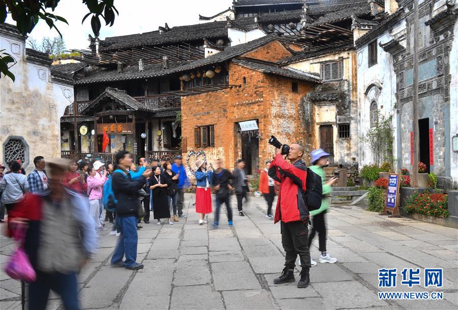 （圖文互動(dòng)）（11）鄉(xiāng)村攝影師、鄉(xiāng)村&ldquo;模特&rdquo;、民宿店主&mdash;&mdash;鄉(xiāng)村旅游推動(dòng)婺源農(nóng)民生活方式發(fā)生新變化