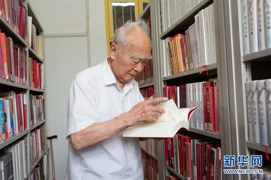 （新華全媒頭條&middot;圖文互動(dòng)）（6）滄海橫流 信仰彌堅(jiān)&mdash;&mdash;記共產(chǎn)黨員、湘潭大學(xué)九旬教授滄南